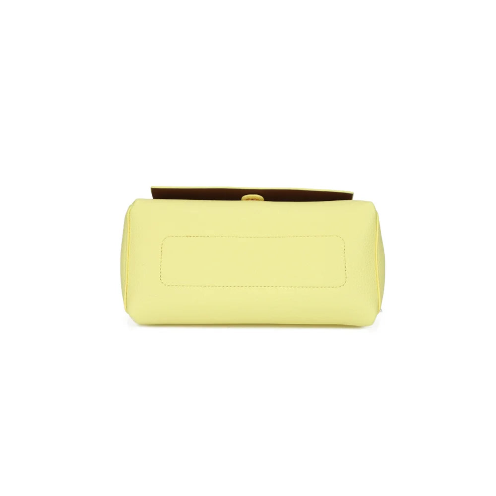 Dessous de l’Orlina jaune : base du sac compact en simili cuir grainé à la surface régulière – réf. R-2048