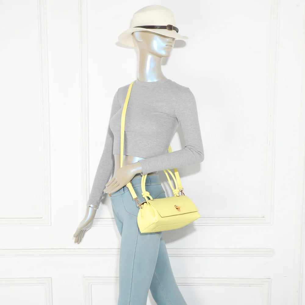Sac Orlina jaune porté par une femme : format compact, à la main ou avec sa bandoulière amovible – réf. R-2048