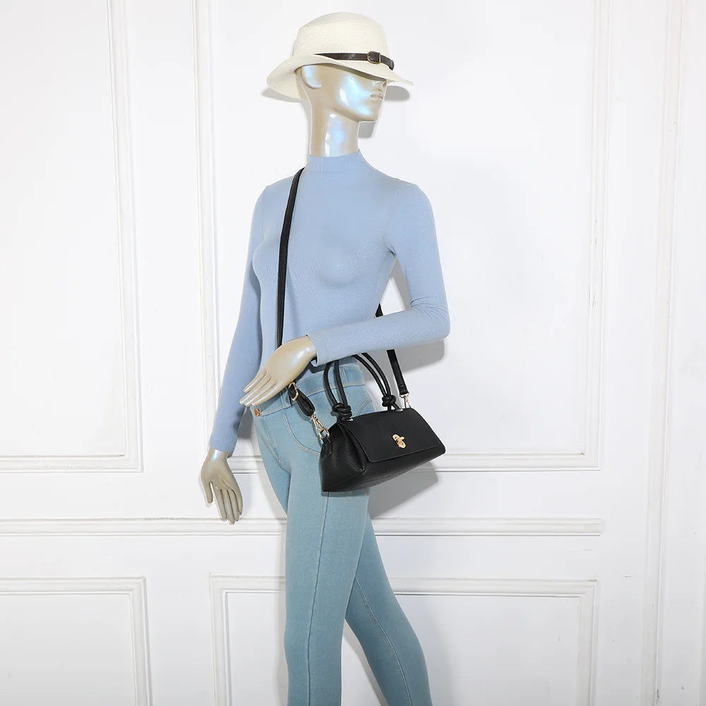 Sac Orlina noir porté par une femme : format compact, à la main ou avec sa bandoulière amovible – réf. R-2048