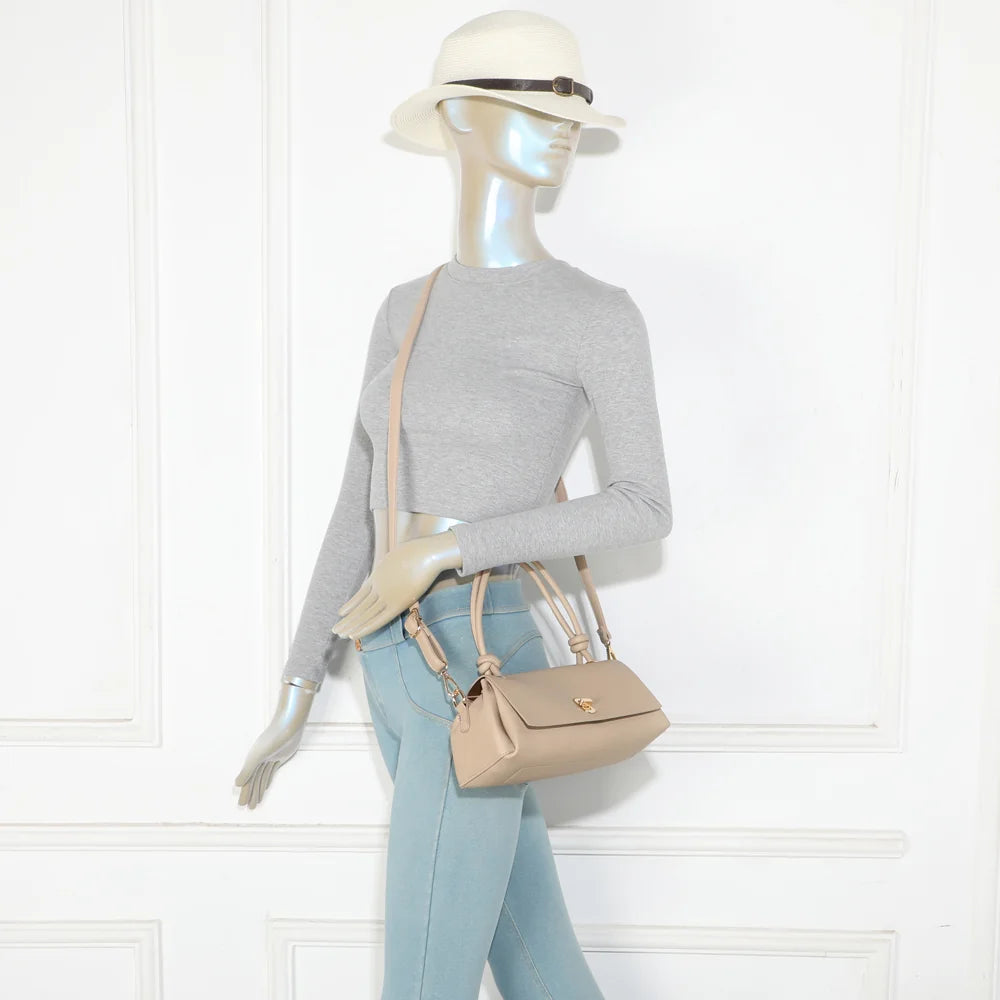 Sac Orlina taupe porté par une femme : format compact, à la main ou avec sa bandoulière amovible – réf. R-2048