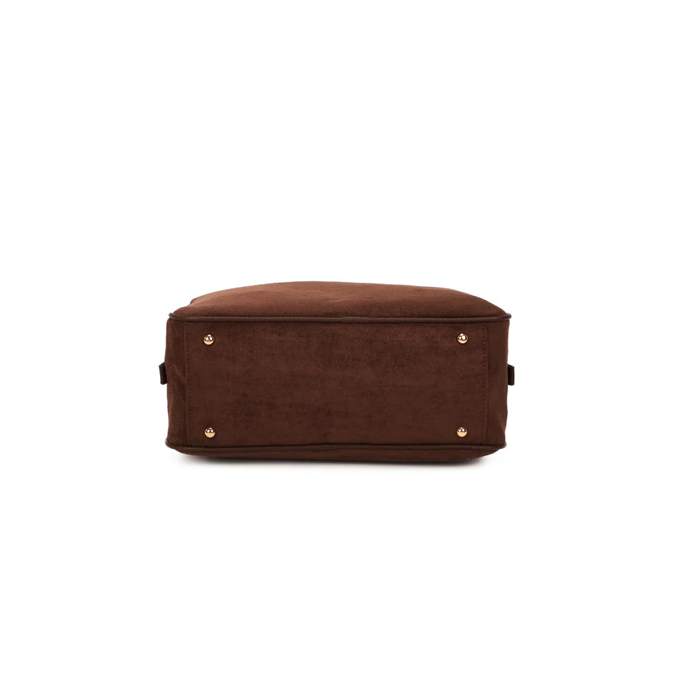 Dessous du sac Ovalia café : base rectangulaire en suédine synthétique, finitions soignées – réf. M-9451