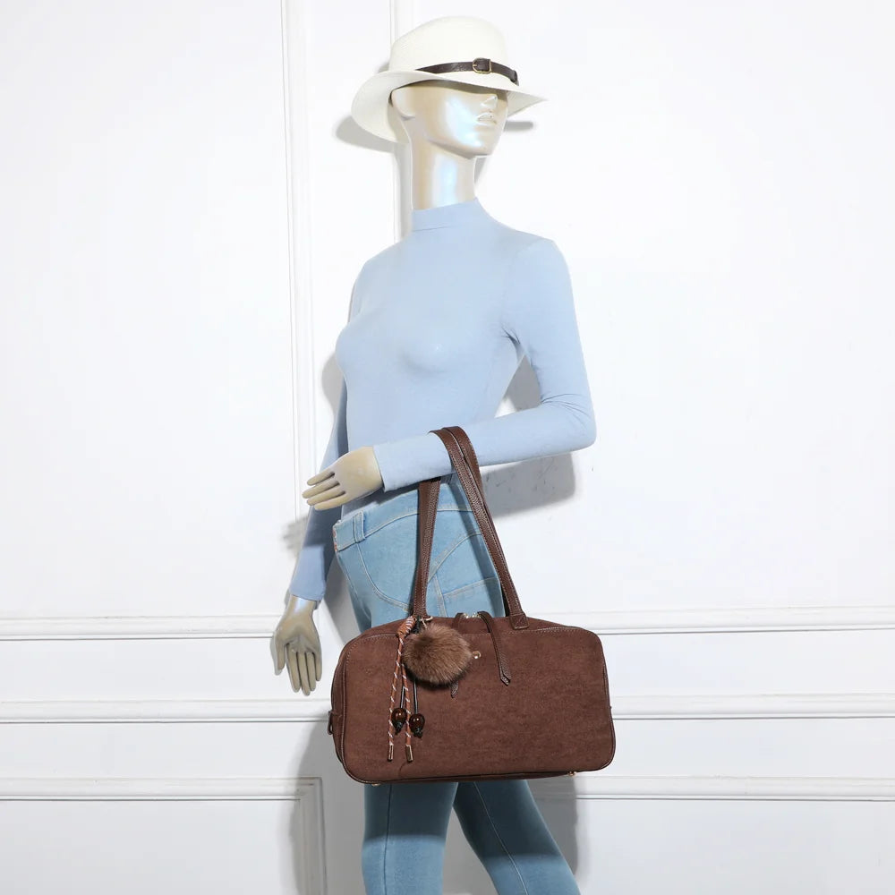 Sac Ovalia café porté à l’épaule par une femme grâce à ses longues anses confortables – réf. M-9451