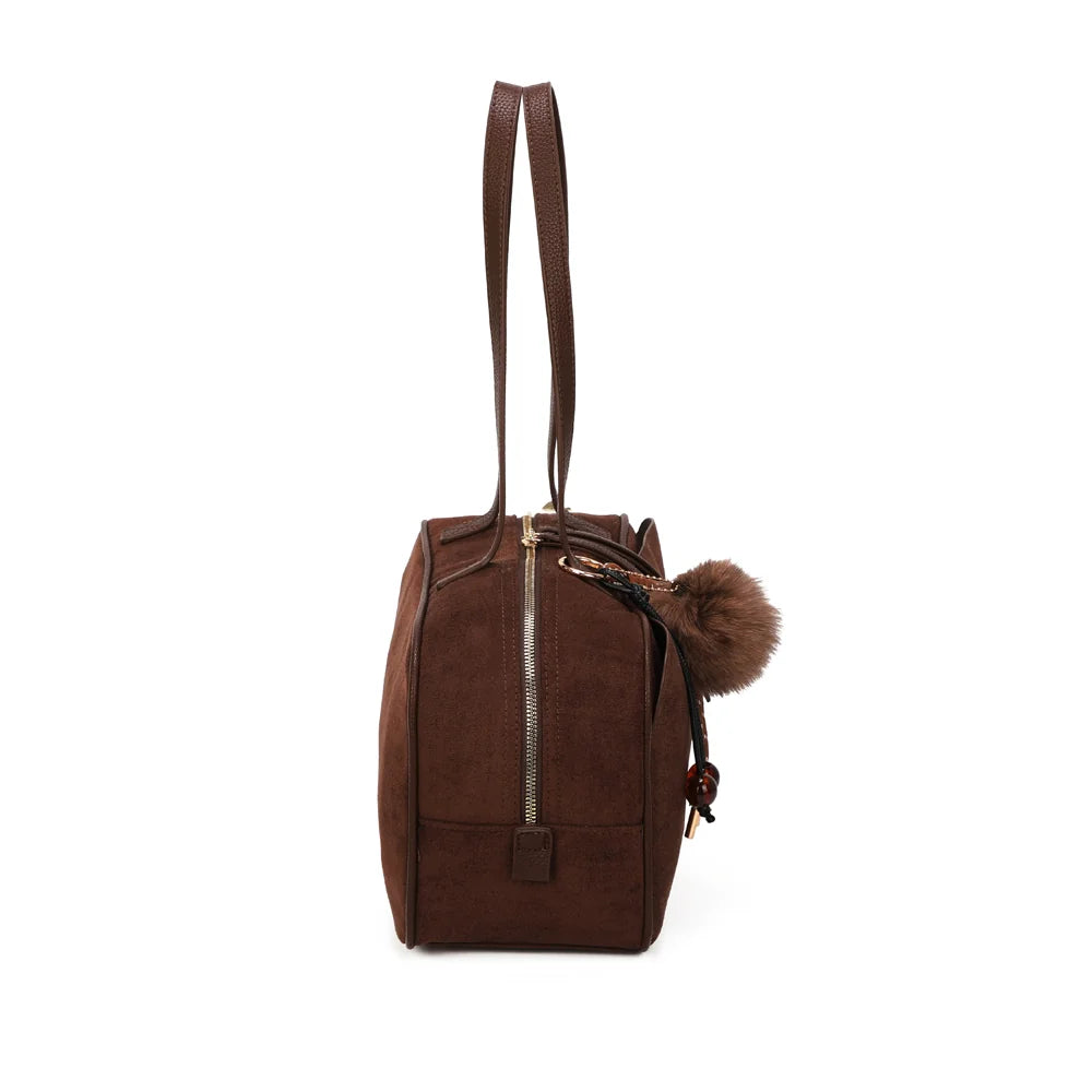 Profil du sac Ovalia café : côté zippé et 14 cm de profondeur pour les essentiels du quotidien – réf. M-9451