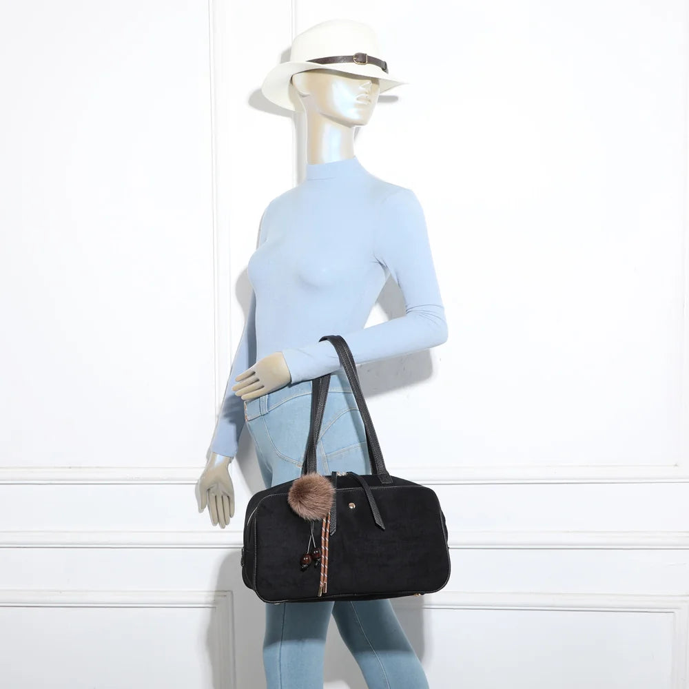 Sac Ovalia noir porté à l’épaule par une femme grâce à ses longues anses confortables – réf. M-9451