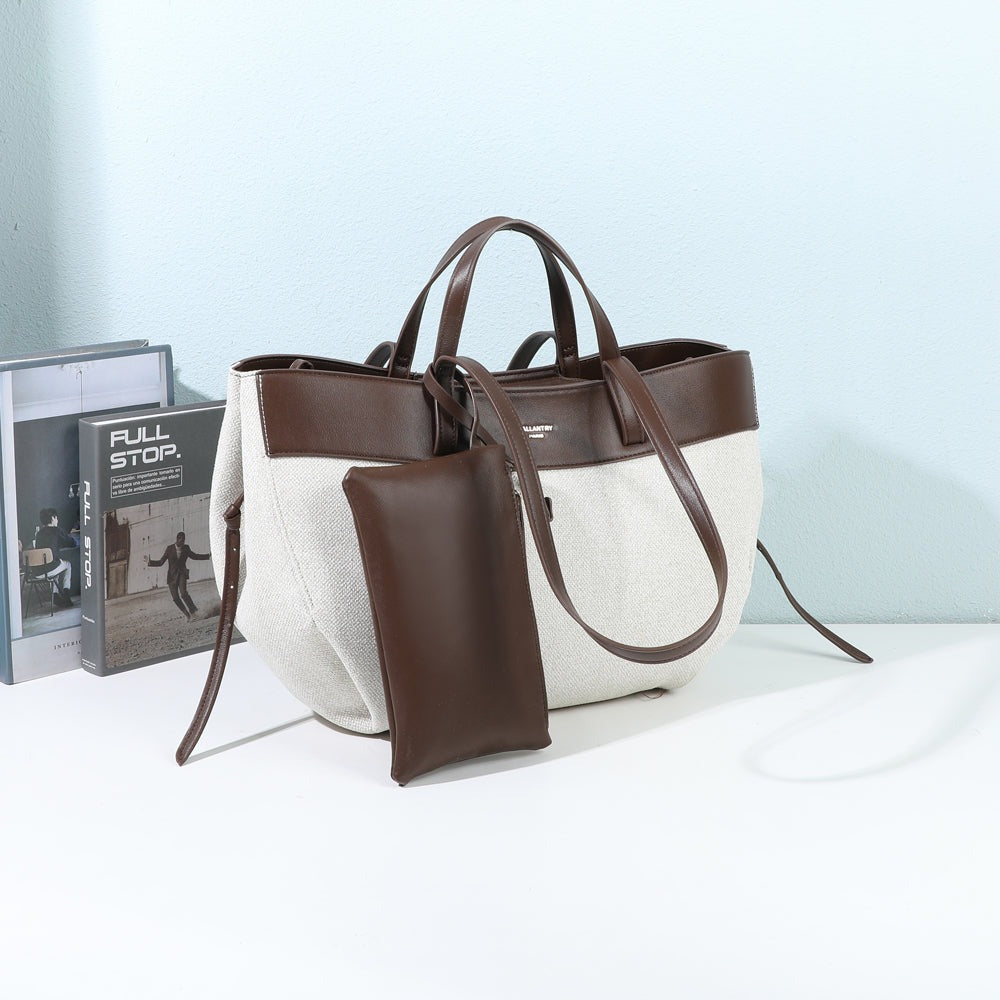 Sac cabas Palazzo beige et coffee avec sa pochette assortie, mis en scène dans un décor – visuel d’ambiance créé avec l’IA – Gallantry Paris