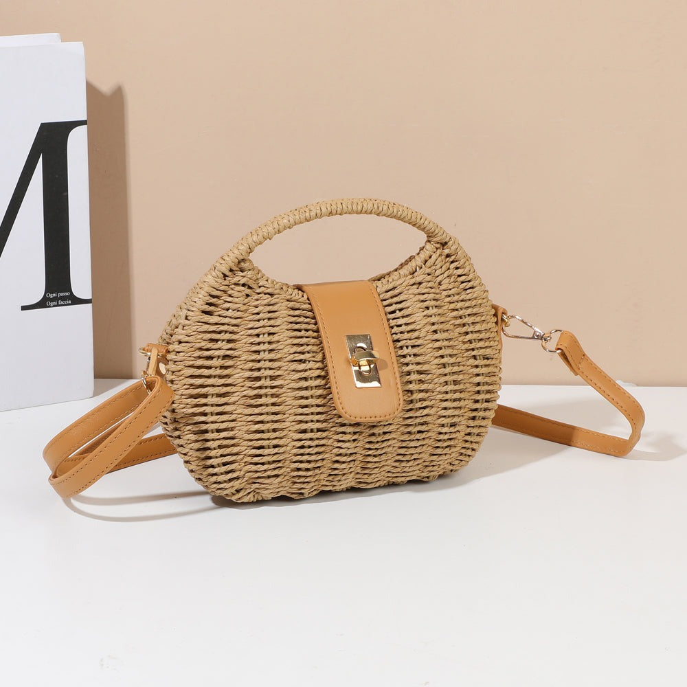 Sac à main Palma kaki en paille tressée posé dans un décor estival – visuel d'ambiance créé avec l'IA – Gallantry Paris