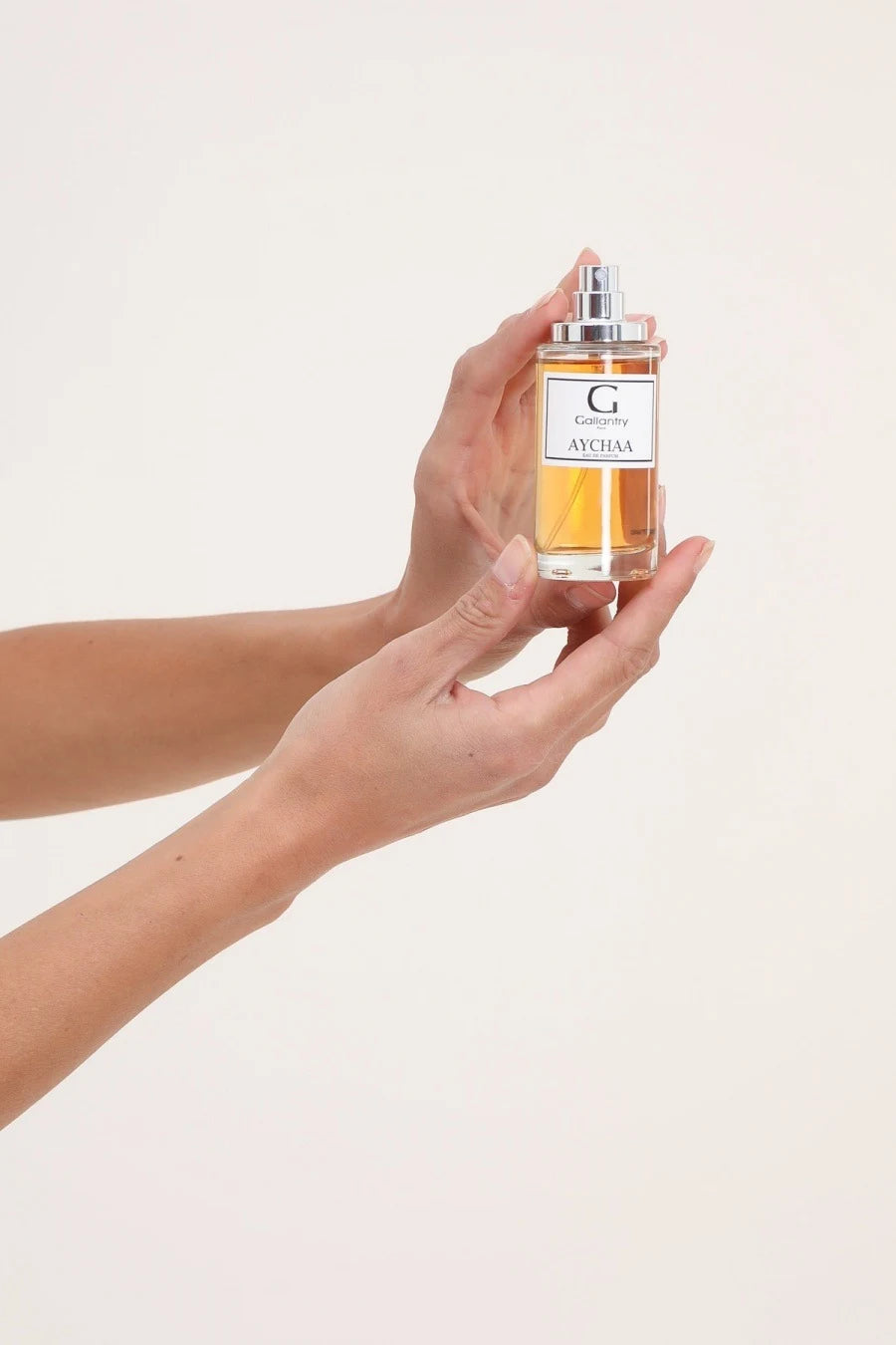 Vaporisation de l'eau de parfum Aychaa de Gallantry Paris sur le poignet