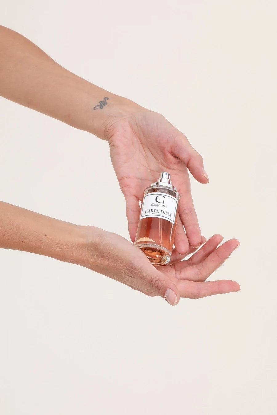 Poignet parfumé avec Carpe Diem, eau de parfum aux notes d'iris, de vanille et de praline