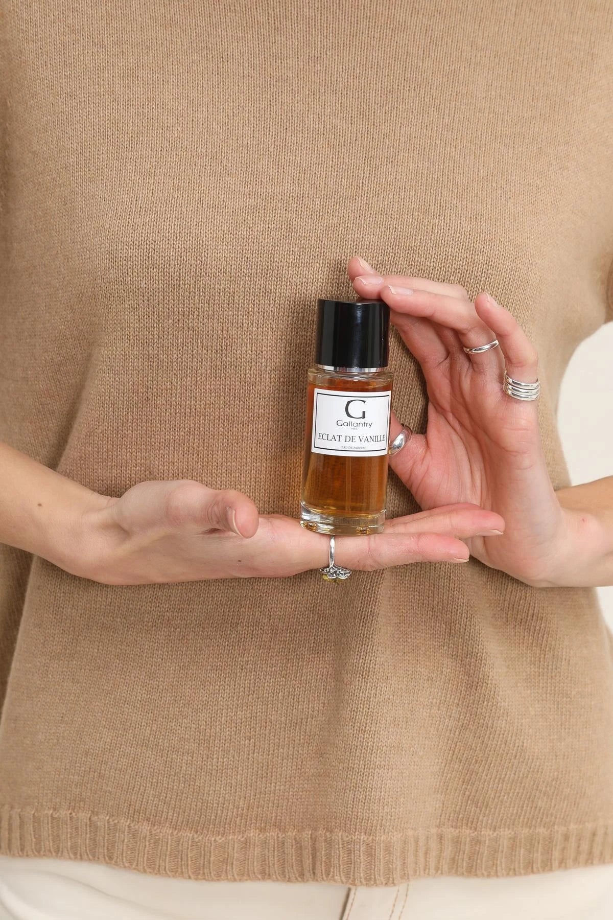 Eau de parfum Éclat de Vanille de Gallantry vaporisée dans le cou, un geste doux au quotidien