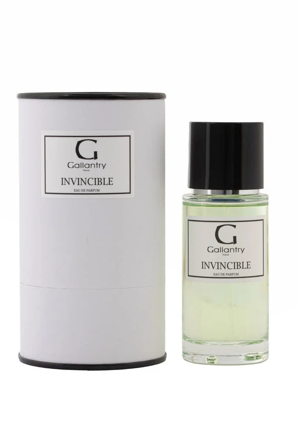 Eau de parfum Invincible de Gallantry Paris, flacon 50 ml à bouchon noir posé à côté de sa boîte