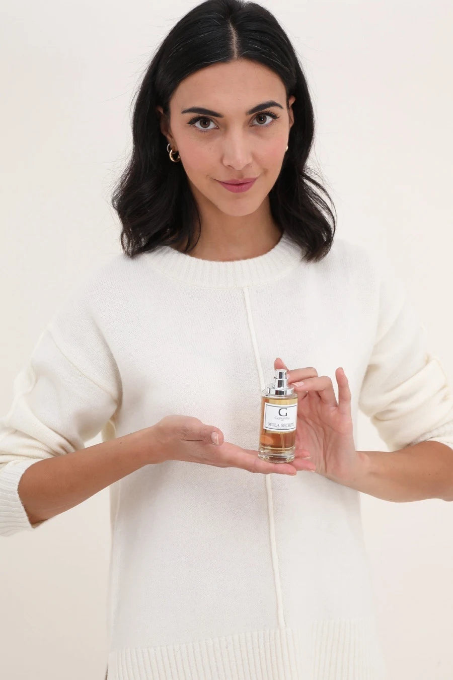 Femme vaporisant l'eau de parfum Mula Secret de Gallantry Paris dans son cou