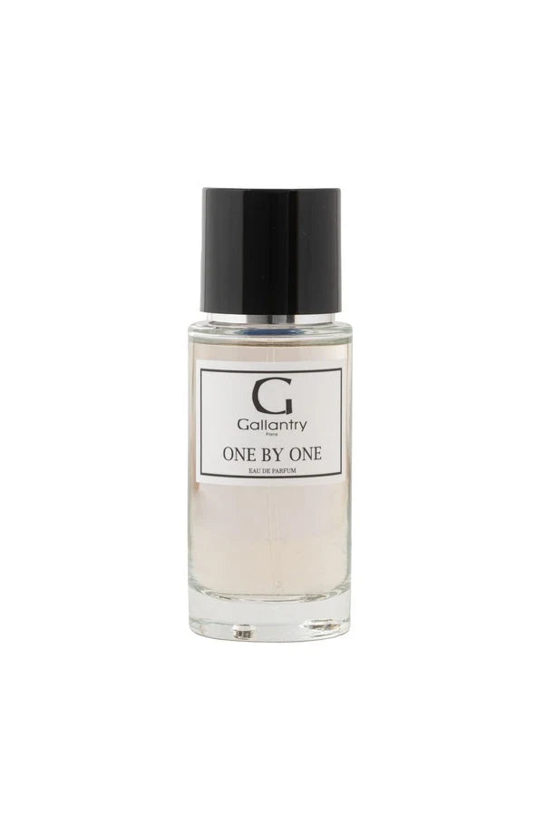 Flacon vaporisateur en verre de 50 ml de l'eau de parfum One by One, bouchon noir
