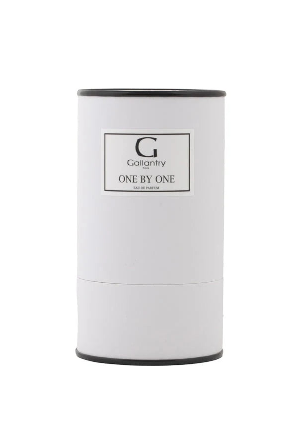 Eau de parfum One by One de Gallantry Paris, flacon 50 ml posé à côté de sa boîte