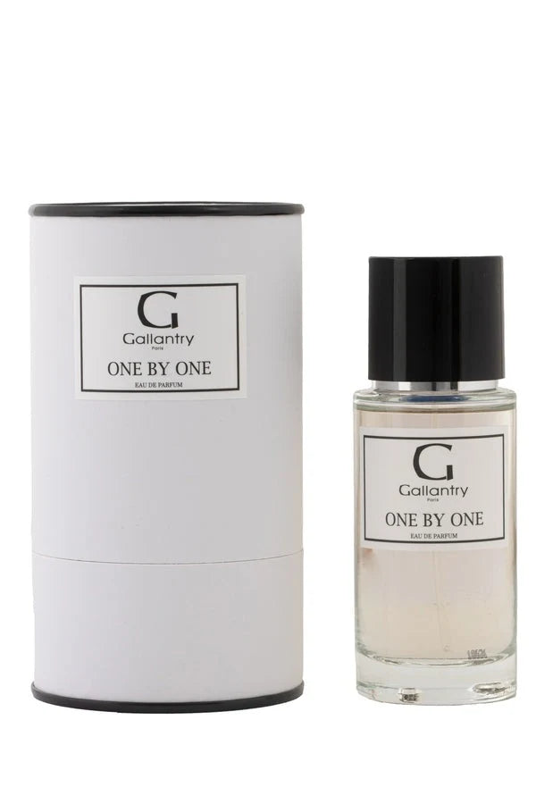 Eau de parfum One by One de Gallantry Paris, flacon 50 ml posé à côté de sa boîte
