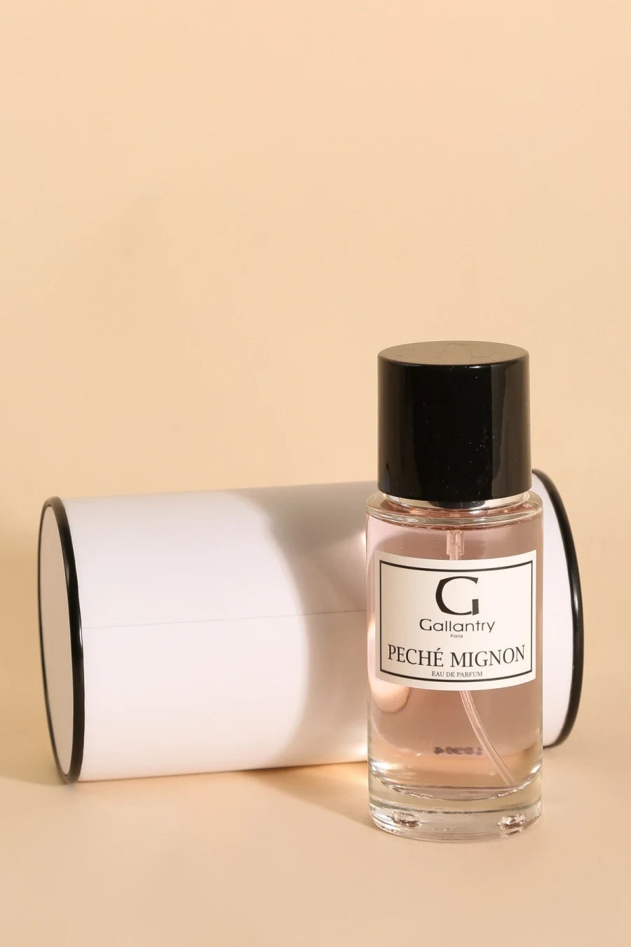 Flacon vaporisateur en verre de 50 ml de l'eau de parfum Péché Mignon, bouchon noir