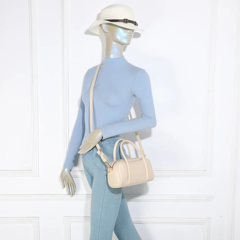 Sac à main femme Pauline beige porté : un format compact qui se tient à la main ou à l’épaule – réf. KJ-62090