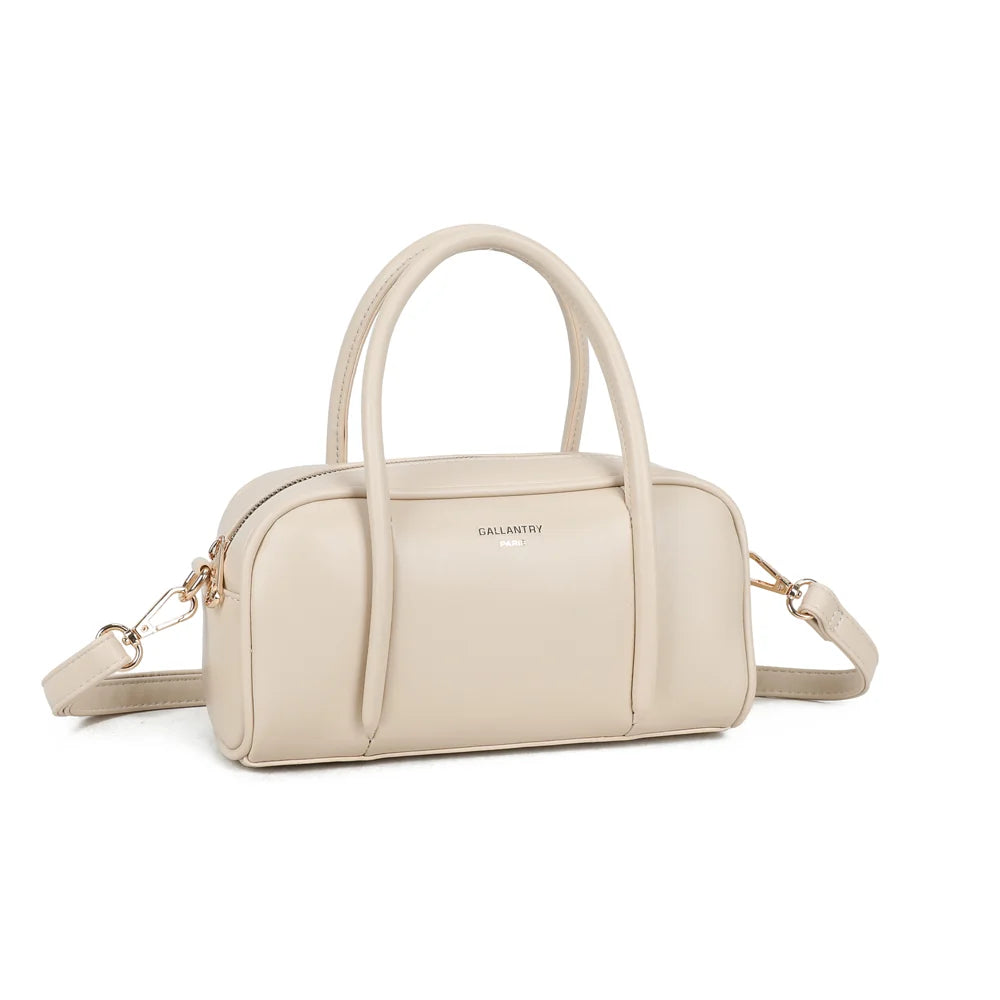 Pauline beige vu de trois quarts : volume arrondi, fermeture zippée et plaque logo dorée sur la face – réf. KJ-62090