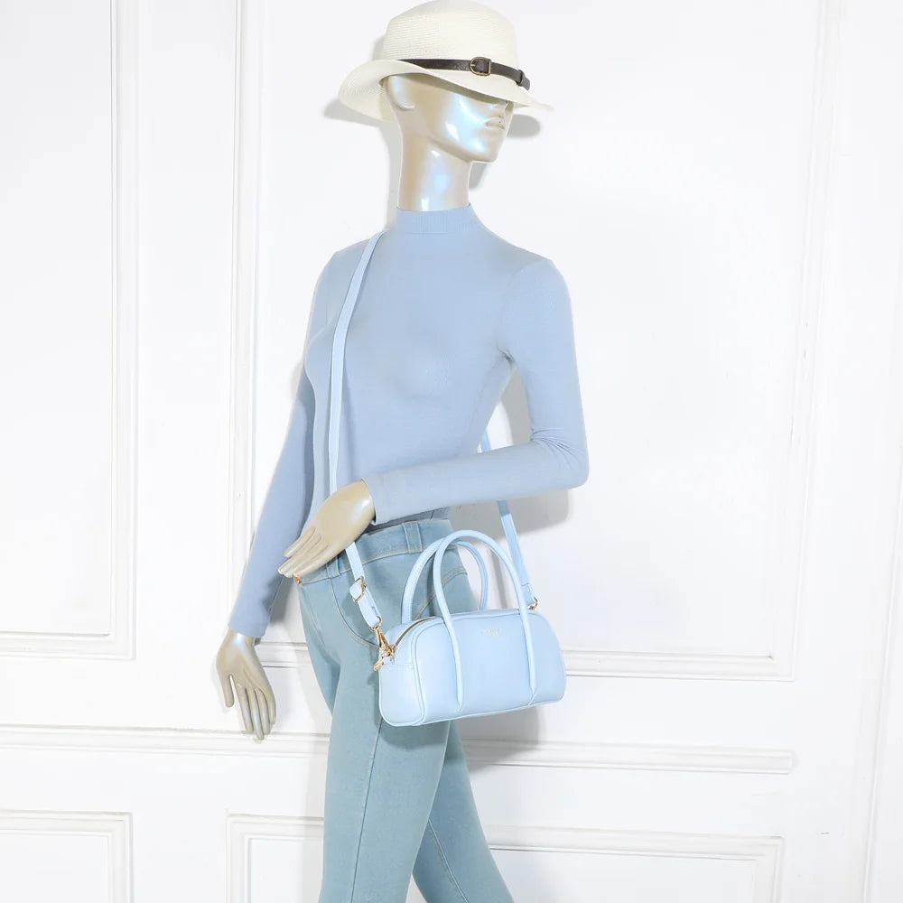 Sac à main femme Pauline bleu clair porté : un format compact qui se tient à la main ou à l’épaule – réf. KJ-62090