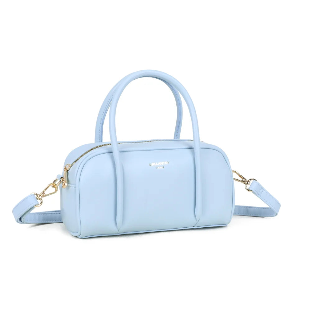 Pauline bleu clair vu de trois quarts : volume arrondi, fermeture zippée et plaque logo dorée sur la face – réf. KJ-62090