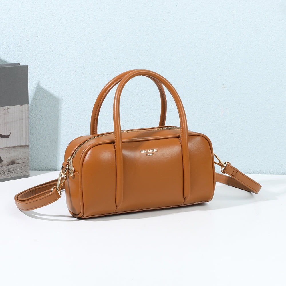 Sac à main Pauline marron mis en scène dans un décor – visuel d’ambiance créé avec l’IA – Gallantry Paris