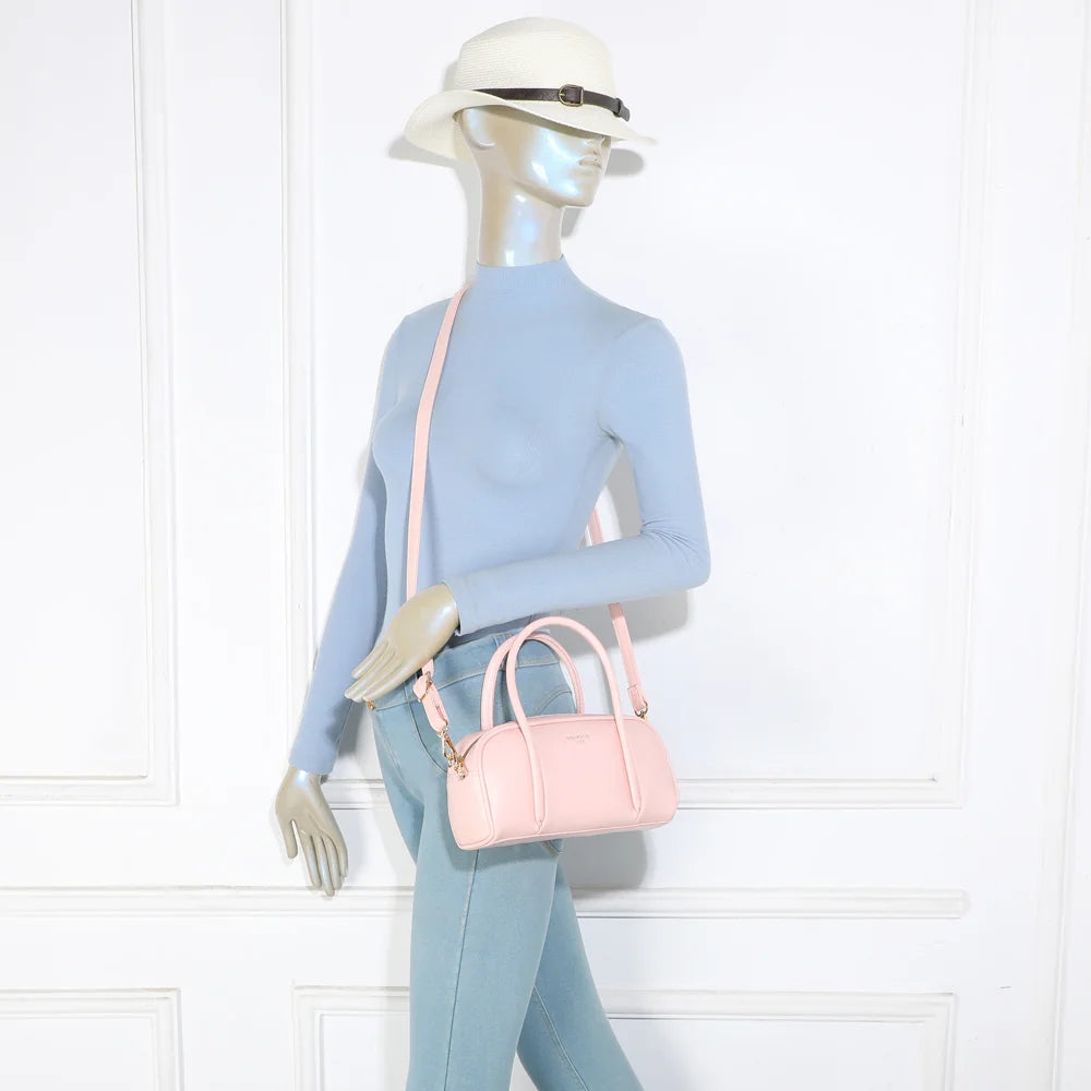 Sac à main femme Pauline rose porté : un format compact qui se tient à la main ou à l’épaule – réf. KJ-62090