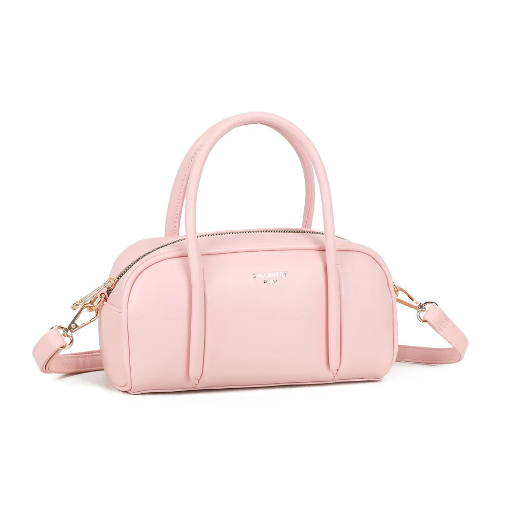 Pauline rose vu de trois quarts : volume arrondi, fermeture zippée et plaque logo dorée sur la face – réf. KJ-62090