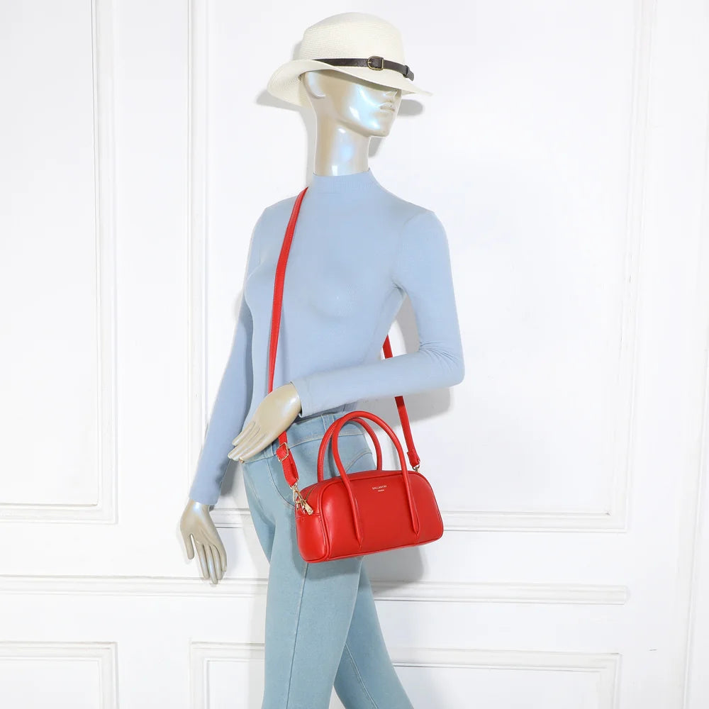 Sac à main femme Pauline rouge porté : un format compact qui se tient à la main ou à l’épaule – réf. KJ-62090