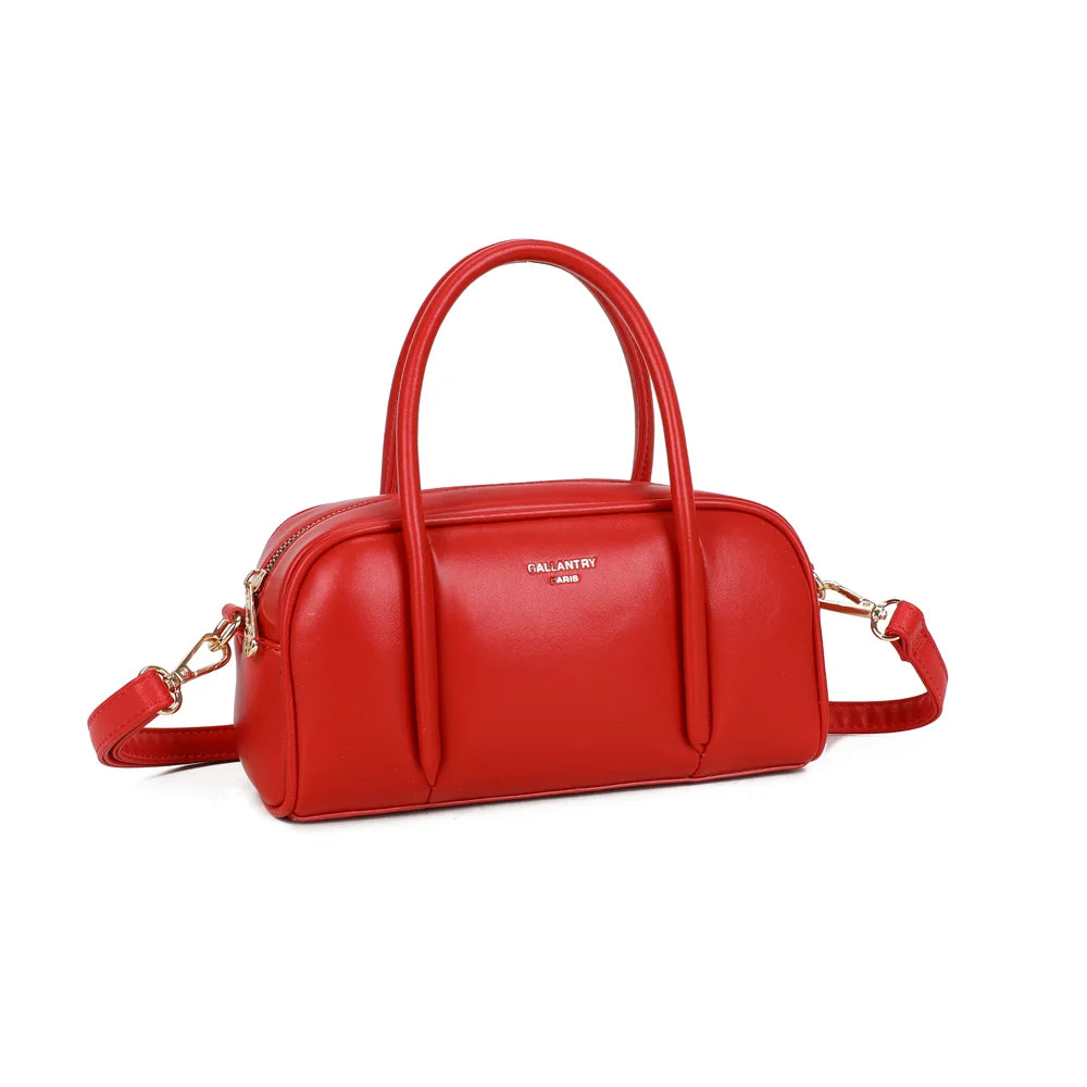 Pauline rouge vu de trois quarts : volume arrondi, fermeture zippée et plaque logo dorée sur la face – réf. KJ-62090