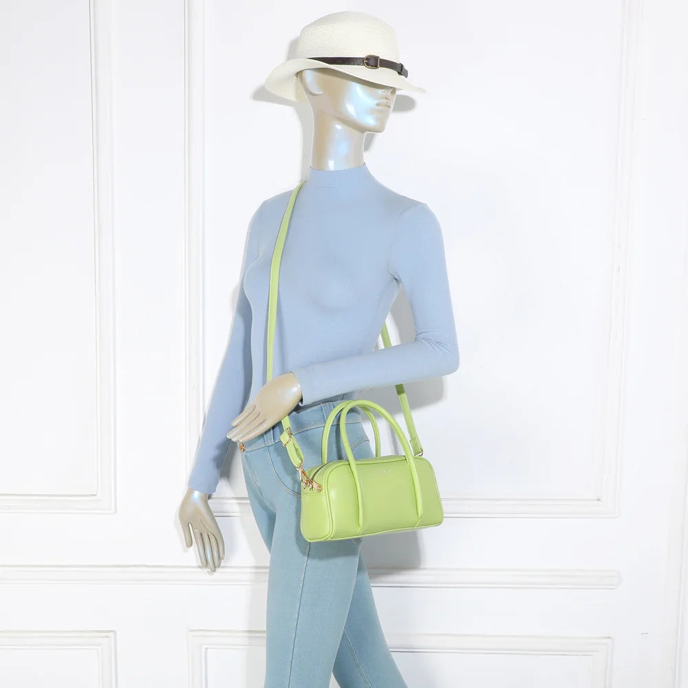 Sac à main femme Pauline vert clair porté : un format compact qui se tient à la main ou à l’épaule – réf. KJ-62090