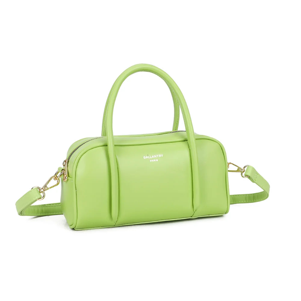Pauline vert clair vu de trois quarts : volume arrondi, fermeture zippée et plaque logo dorée sur la face – réf. KJ-62090