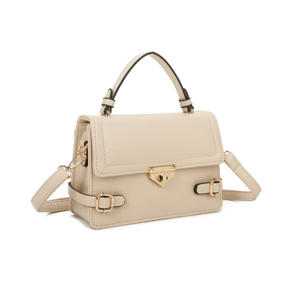 Petit Chic beige de trois quarts : silhouette structurée et pattes à boucles dorées qui enveloppent les côtés – réf. C-0176-2