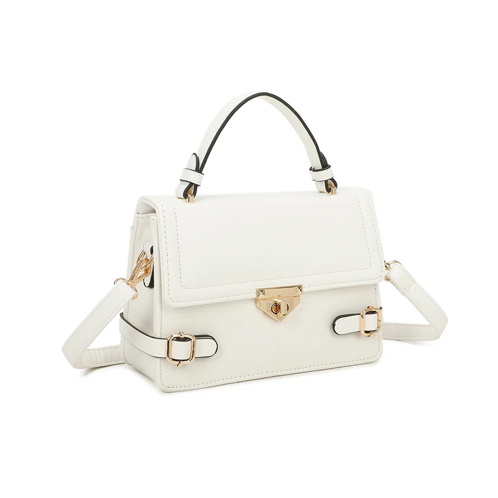 Petit Chic blanc de trois quarts : silhouette structurée et pattes à boucles dorées qui enveloppent les côtés – réf. C-0176-2