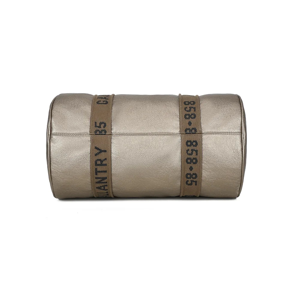 Dessous du Polochon or : les sangles textiles siglées passent sous le sac cylindrique – réf. Z-83049