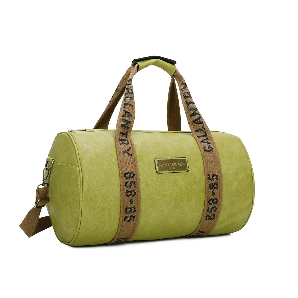 Polochon vert pomme de trois quarts : forme cylindrique, plaque logo dorée et bandoulière textile amovible – réf. Z-83049