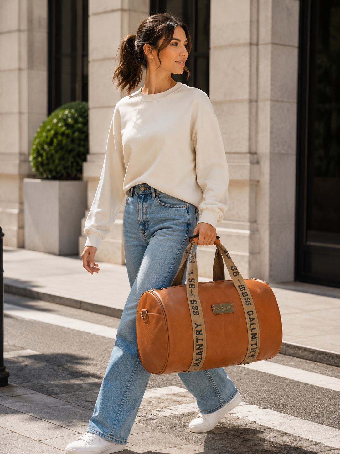 Sac de voyage Polochon marron mis en scène dans un décor – visuel d’ambiance créé avec l’IA – Gallantry Paris