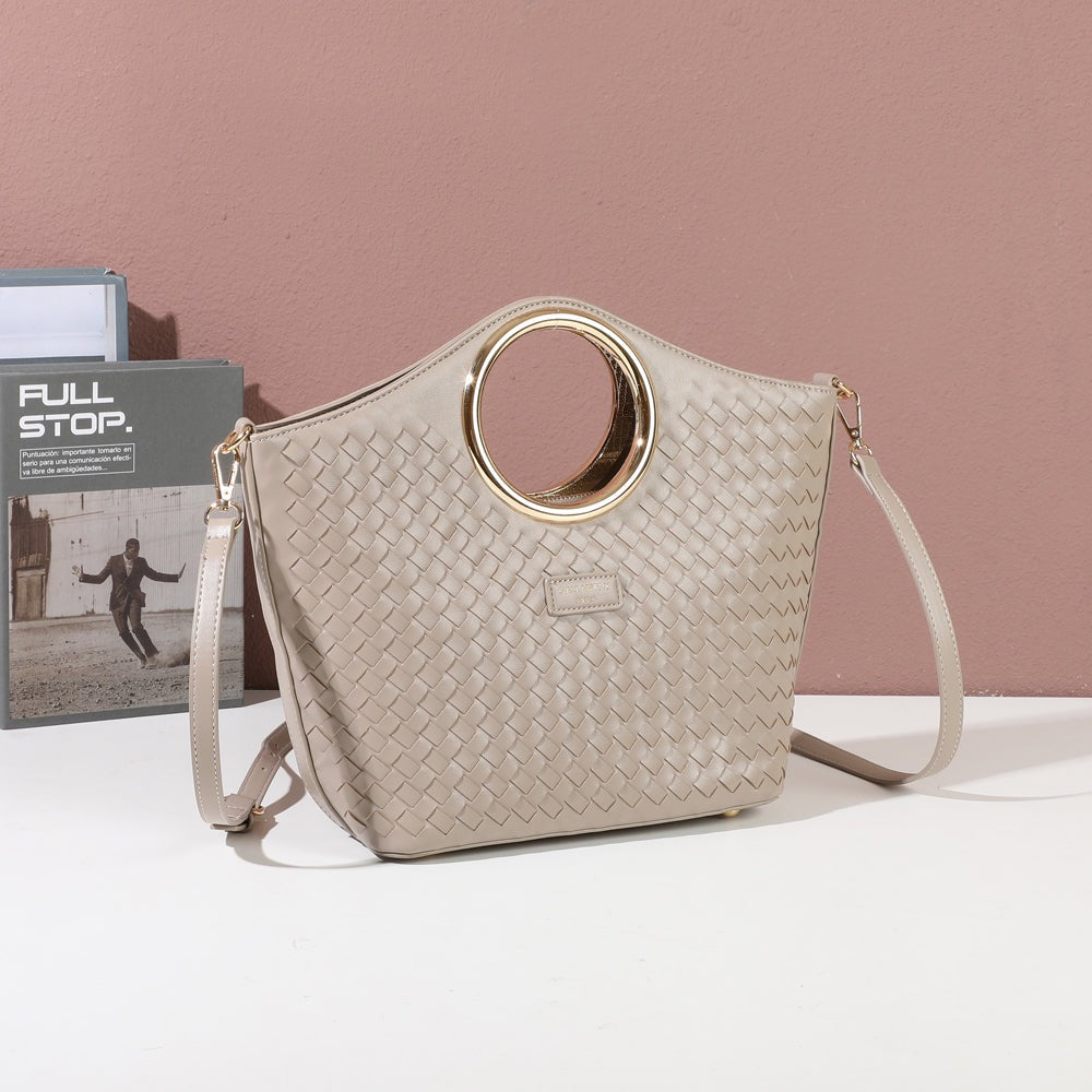 Sac à main Portofino taupe tressé à poignée anneau dorée mis en scène dans un décor – visuel d'ambiance créé avec l'IA – Gallantry Paris