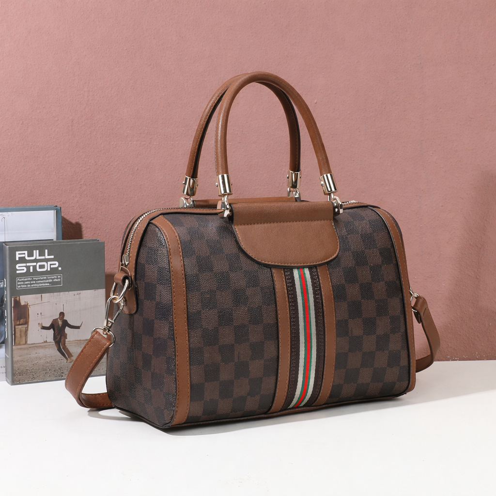 Sac à main bowling Prestige Damier coloris Marron en situation – visuel d’ambiance créé avec l’IA – Gallantry Paris