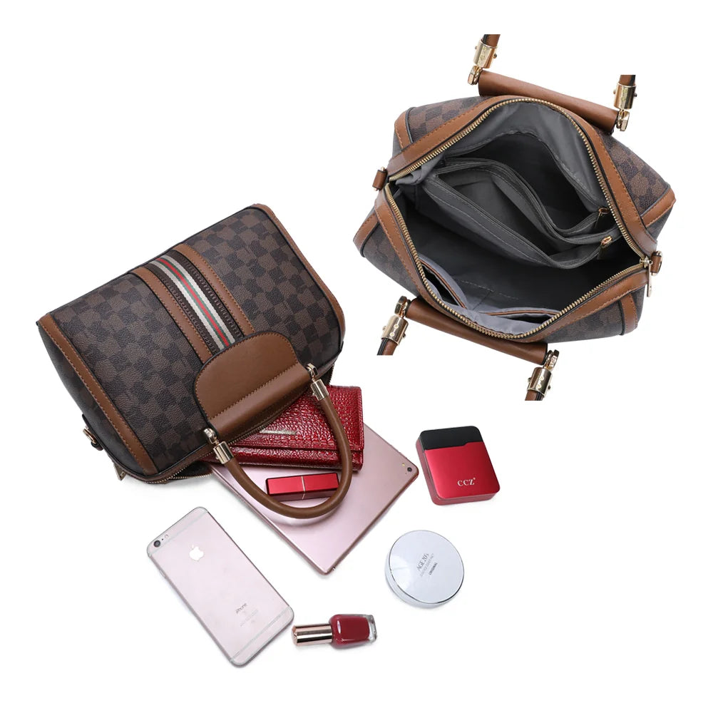 Intérieur du Prestige Damier marron : doublure grise, poche zippée et poches plates pour les essentiels – réf. M-9364-15