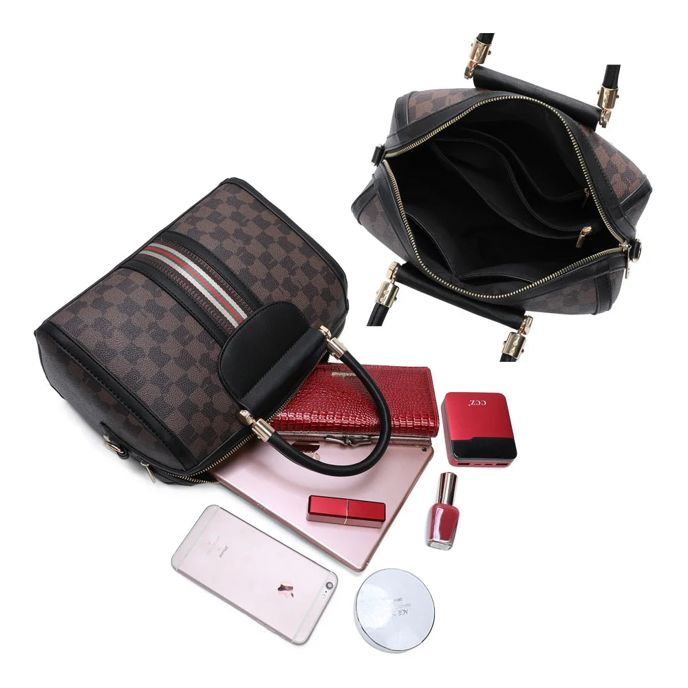 Intérieur du Prestige Damier marron/noir : doublure grise, poche zippée et poches plates pour les essentiels – réf. M-9364-15