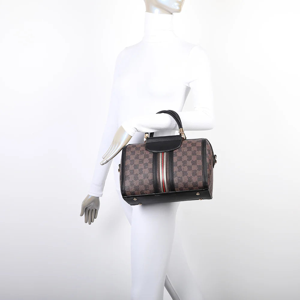 Sac bowling femme Prestige Damier marron/noir porté, un format de 28 cm à la main ou à l’épaule – réf. M-9364-15