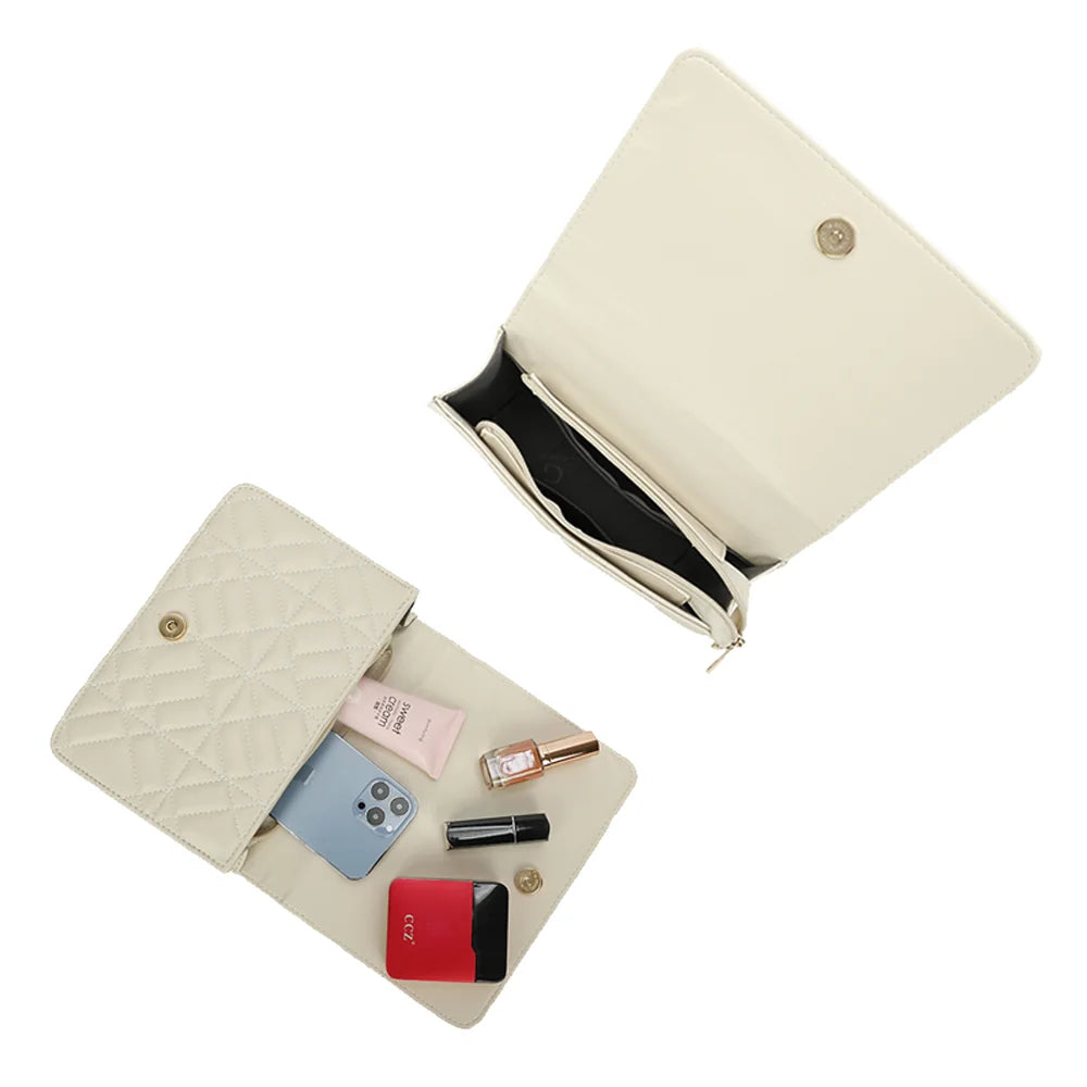 Intérieur du Quilted Éclat beige : rabat à bouton pression doré et compartiments pour les petits objets – réf. C-0146