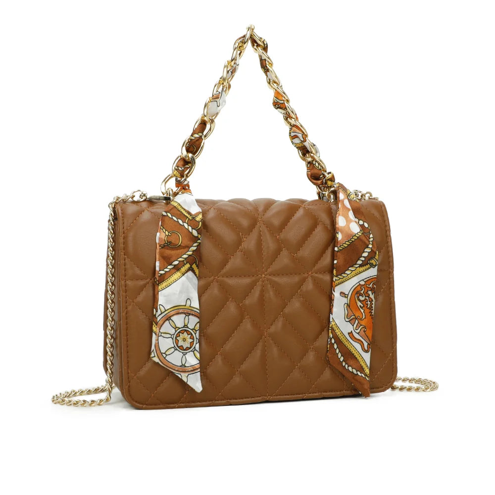 Quilted Éclat camel de trois-quarts : matelassage en losanges et étoiles, rabat et foulard imprimé – réf. C-0146