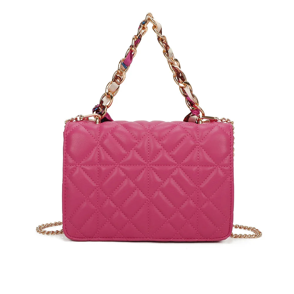 Dos du Quilted Éclat fuschia : surface matelassée et fine chaîne dorée pour la bandoulière – réf. C-0146