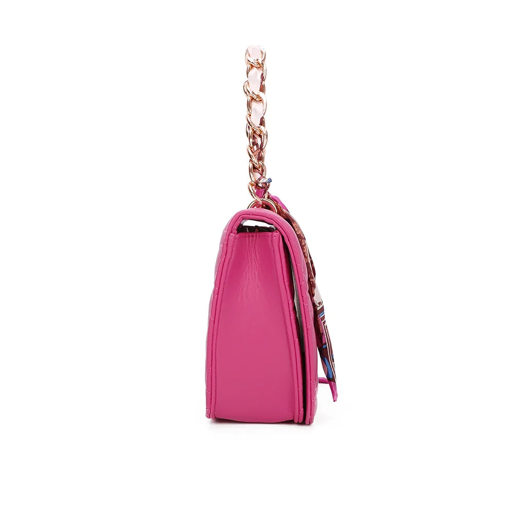 Profil du Quilted Éclat fuschia : format compact de 8 cm de profondeur et chaîne dorée – réf. C-0146