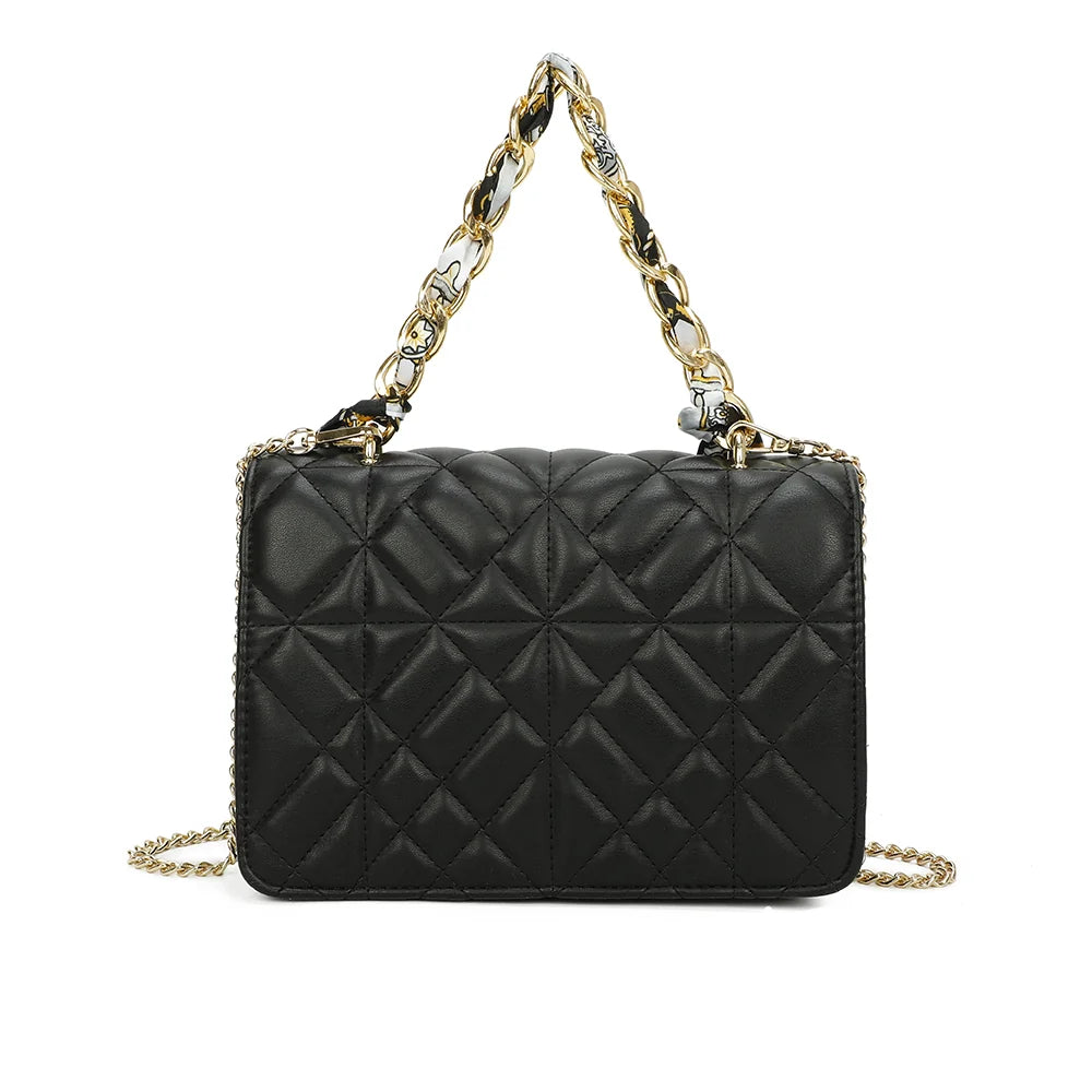 Dos du Quilted Éclat noir : surface matelassée et fine chaîne dorée pour la bandoulière – réf. C-0146