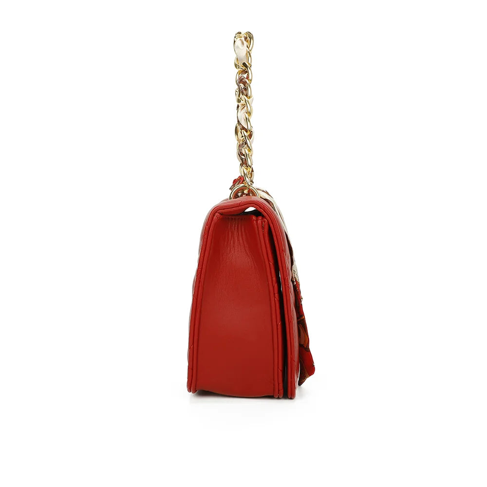 Profil du Quilted Éclat rouge : format compact de 8 cm de profondeur et chaîne dorée – réf. C-0146
