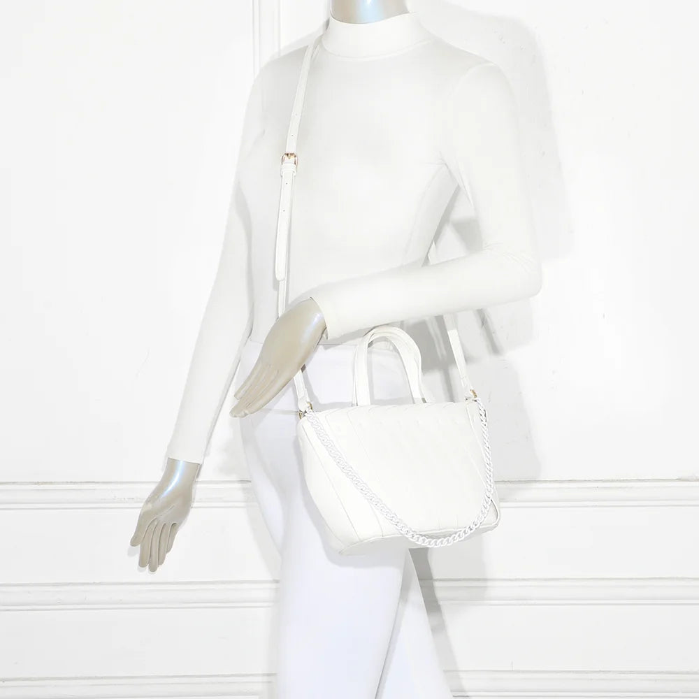 Sac Rayon d’Élégance blanc porté par une femme, à la main ou à l’épaule avec sa bandoulière – réf. A-9110