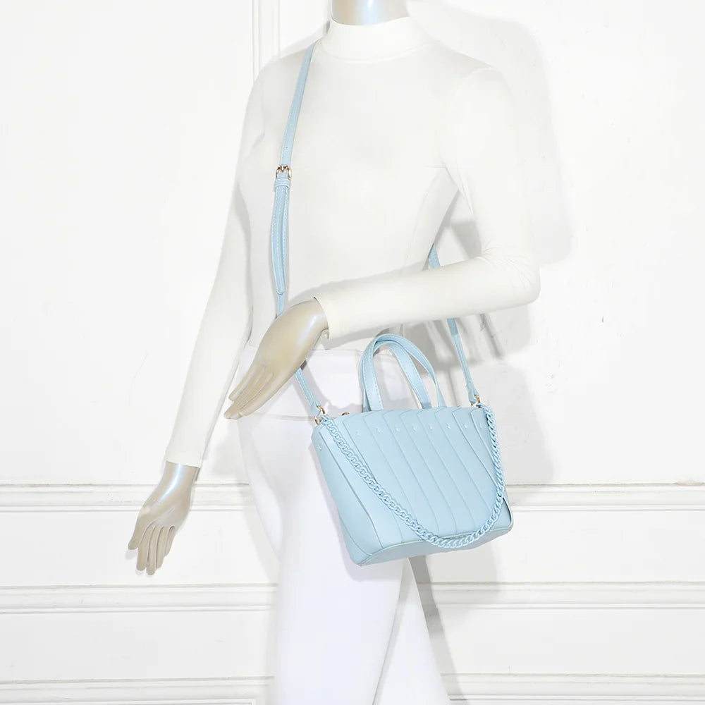 Sac Rayon d’Élégance bleu clair porté par une femme, à la main ou à l’épaule avec sa bandoulière – réf. A-9110