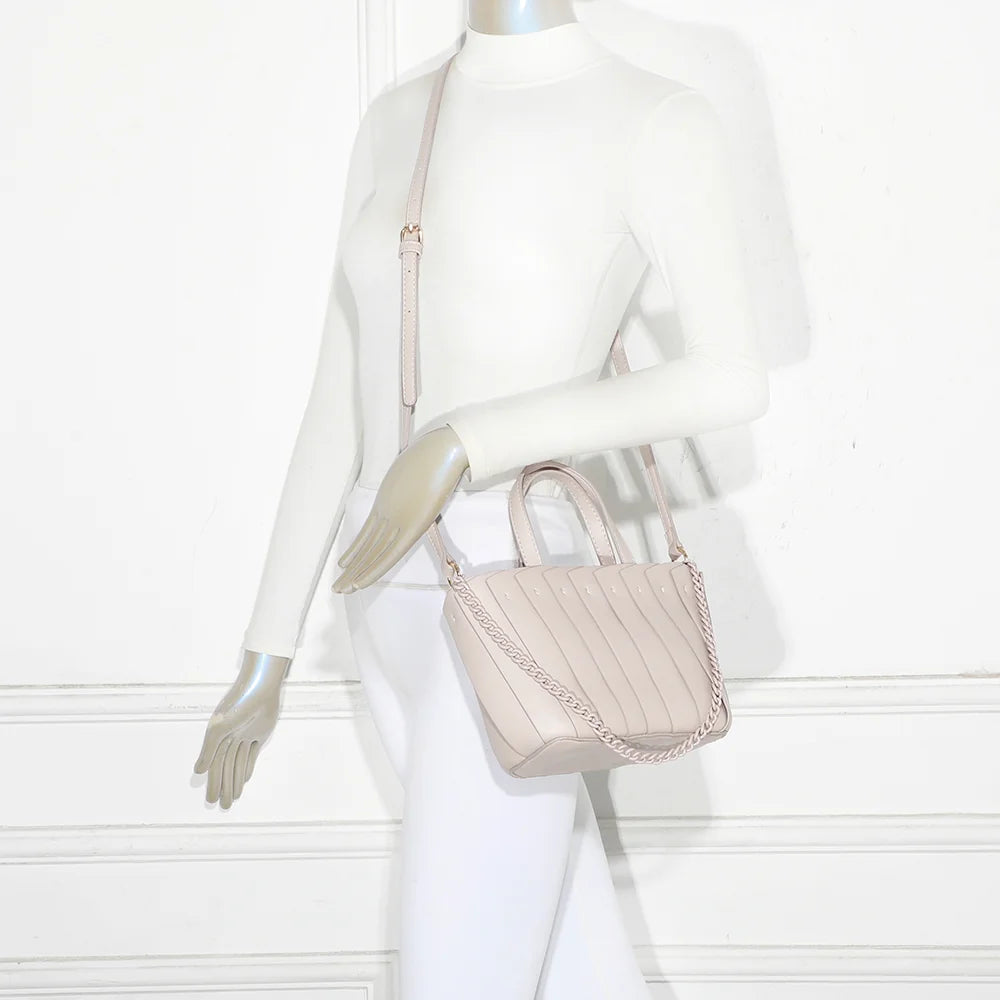 Sac Rayon d’Élégance or porté par une femme, à la main ou à l’épaule avec sa bandoulière – réf. A-9110