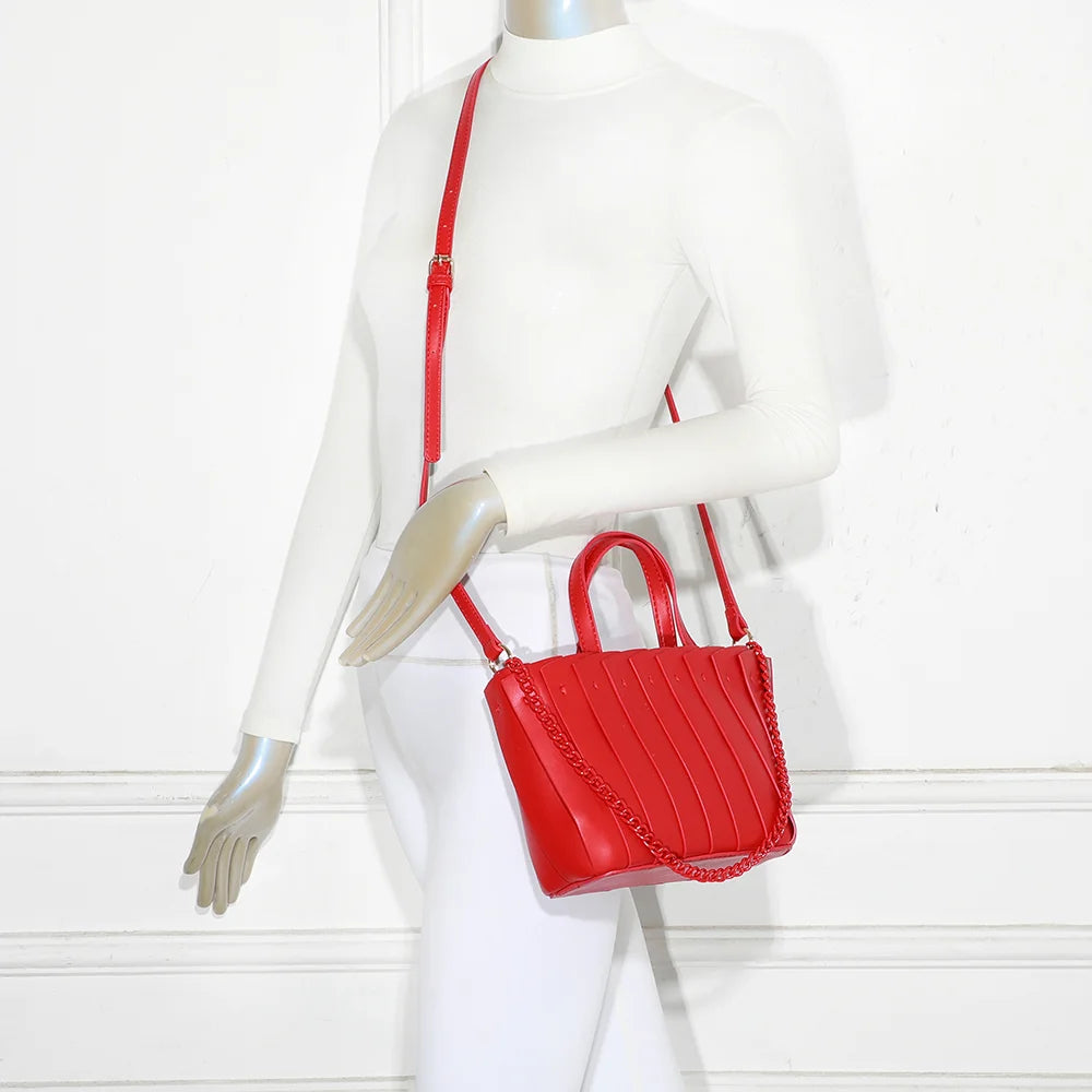 Sac Rayon d’Élégance rouge porté par une femme, à la main ou à l’épaule avec sa bandoulière – réf. A-9110